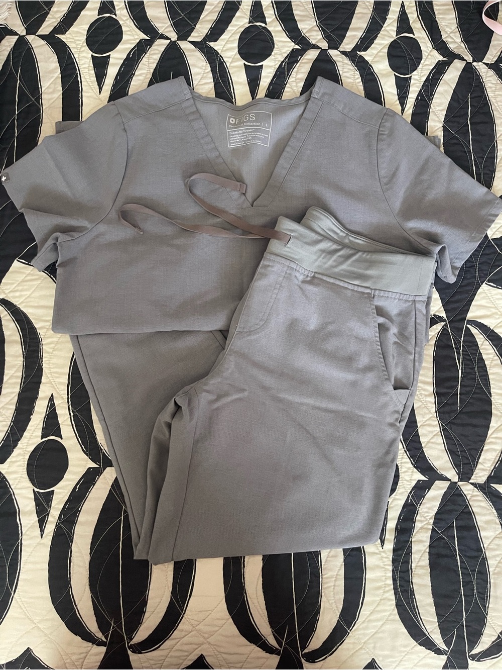 FIGS Dark Space Gray Scrub Set Casma Top & Zamora Joggers Large